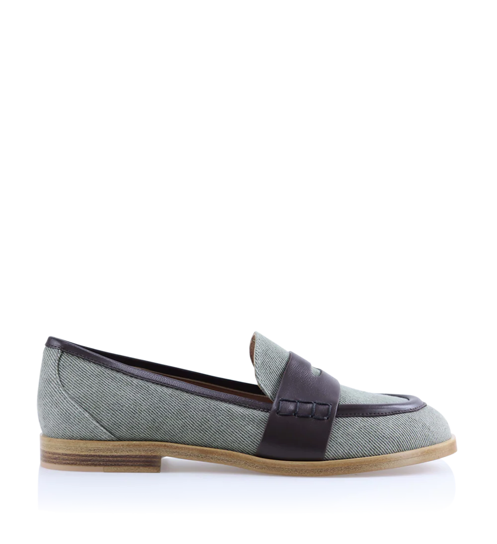Blondie loafers, kaki jeans