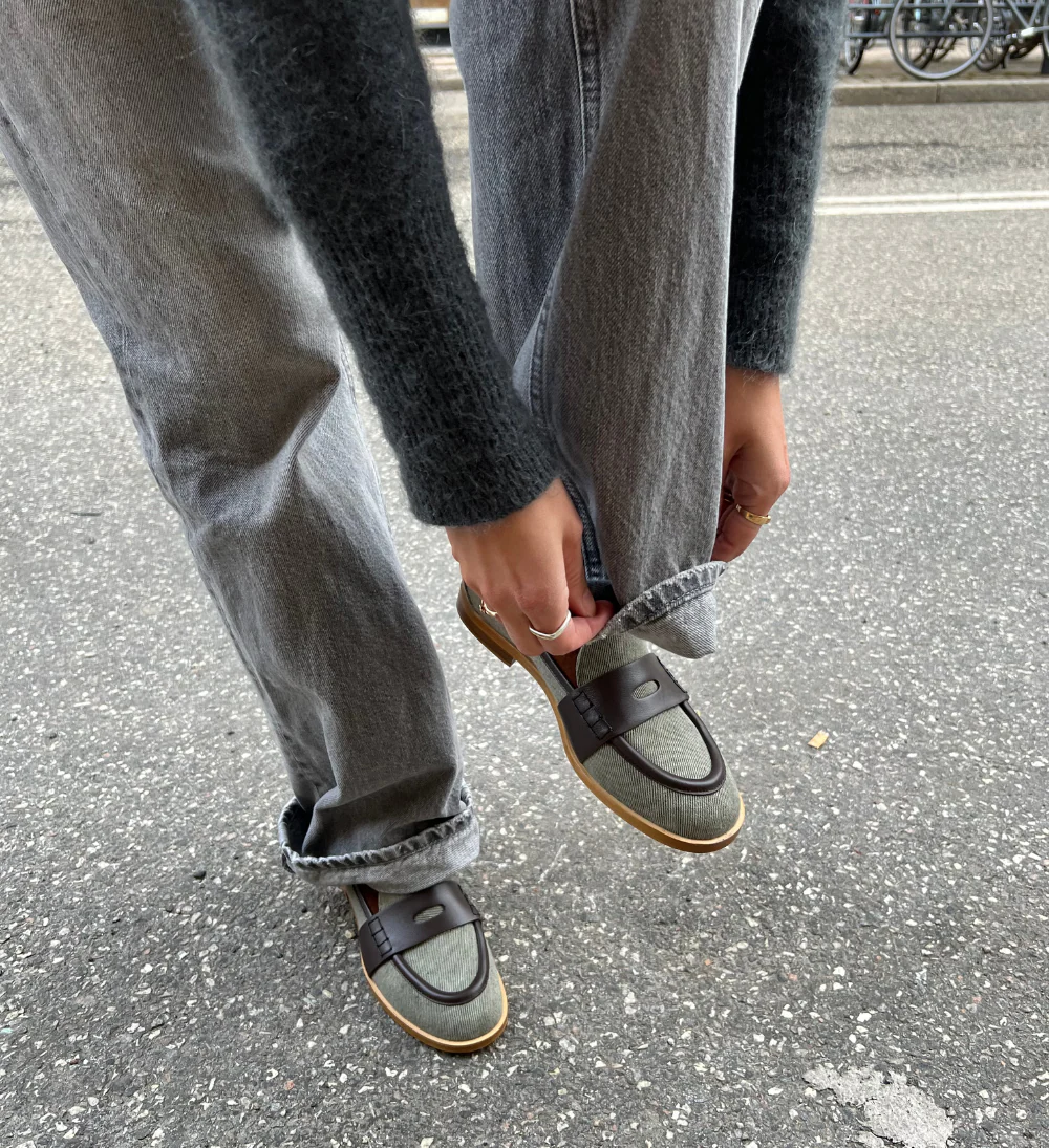 Blondie loafers, kaki jeans - Image 2